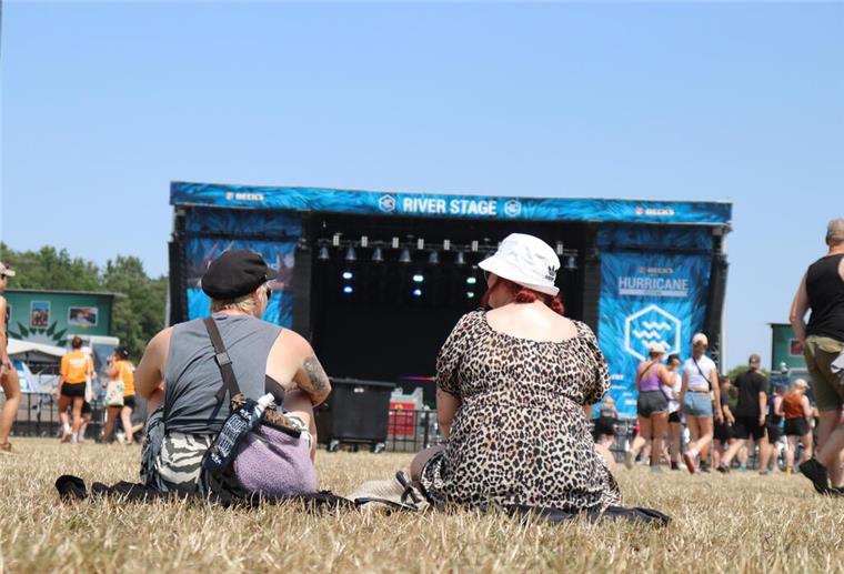 Festivalstimmung für zu Hause? Hier geht‘s zum Hurricane-Livestream Beim Hurricane Festival 2023 warten die Fans vor der River Stage auf den nächsten Act.