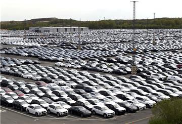 Beim Import von gebrauchten Luxusautos versuchen immer wieder Händler, Steuern zu hinterziehen.