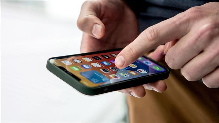 Apple aktualisiert iPhone 12 in Frankreich Beim iPhone 12 soll der Grenzwert für unmittelbaren Körperkontakt - etwa in der Hand oder in der Hosentasche - überschritten worden sein.