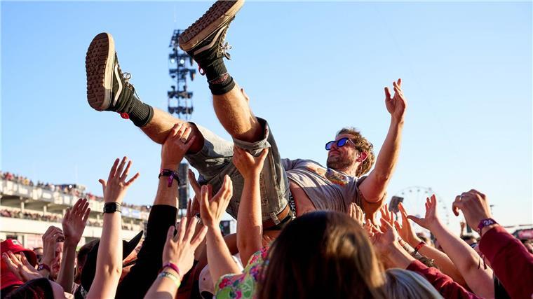 The Prodigy und Rise Against bei Rock am Ring und im Park Beim Jubiläum im kommenden Jahr können die Festivalbesucher zur Musik von 100 Acts feiern. (Archivbild)