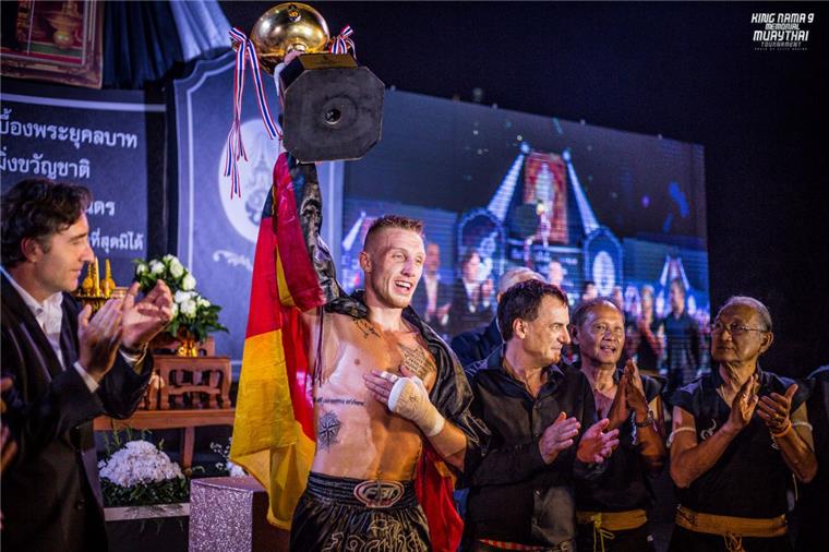 Kickboxer Pascal Schroth: "Ich will den Welttitel holen" Beim K1 Germany Grand Prix hat der Bremerhavener Kickboxer Pascal Schroth mit drei K.-o, seinen Titel verteidigt. Im thailändischen Phuket bereitet er sich jetzt auf den K1 World Grand Prix vor.