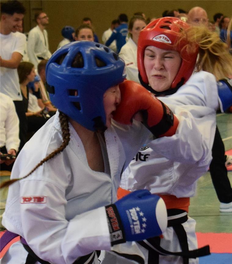 Maira Gloysteins Traum von der Taekwon-Do-Weltmeisterschaft ist geplatzt Beim Kadertraining der ITF Deutschland in Monheim zog sich Maira Gloystein (rechts) eine schwere Verletzung beim Spezial-Bruchtest zu.