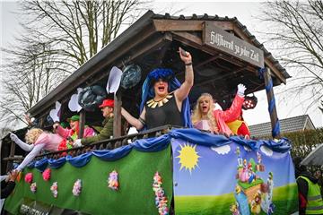 Beim Karneval in Wehdel trotzen die Narren Sturm und Regen.