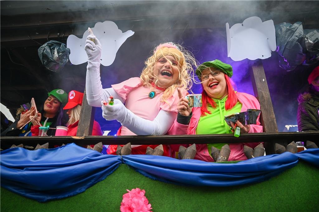 Beim Karneval in Wehdel trotzen die Narren Sturm und Regen. Foto Scheschonka