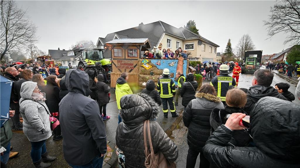 Beim Karneval in Wehdel trotzen die Narren Sturm und Regen. Foto Scheschonka