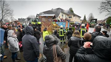Beim Karneval in Wehdel trotzen die Narren Sturm und Regen. Foto Scheschonka