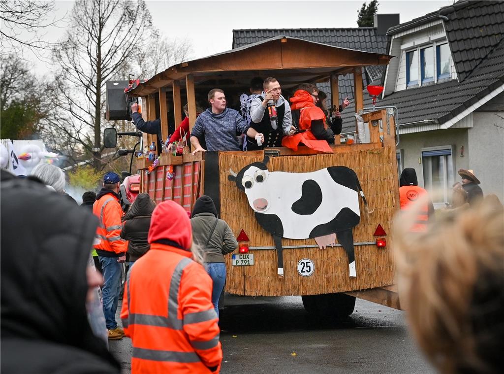 Beim Karneval in Wehdel trotzen die Narren Sturm und Regen. Foto Scheschonka