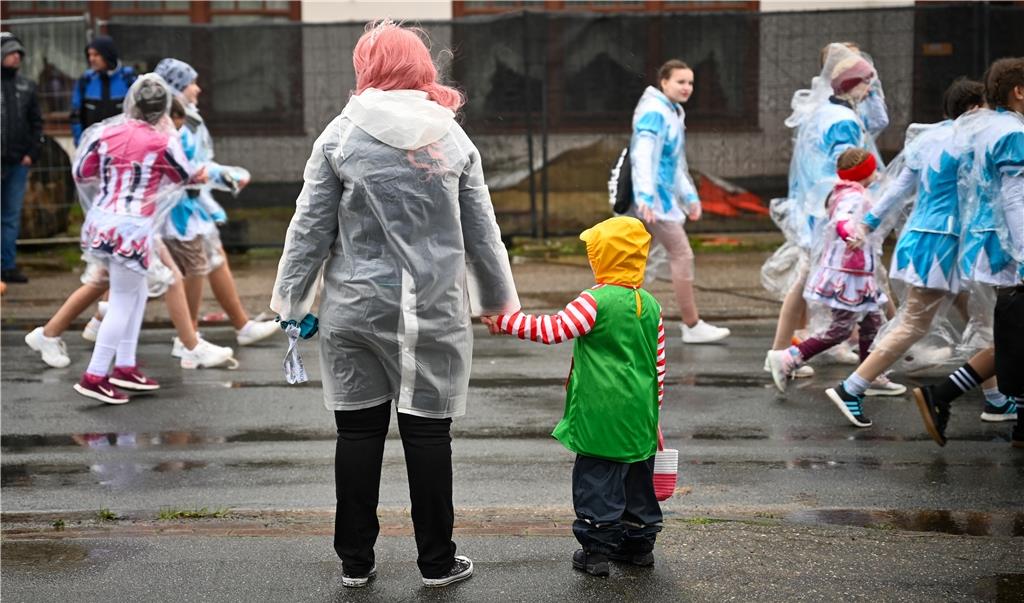 Beim Karneval in Wehdel trotzen die Narren Sturm und Regen. Foto Scheschonka