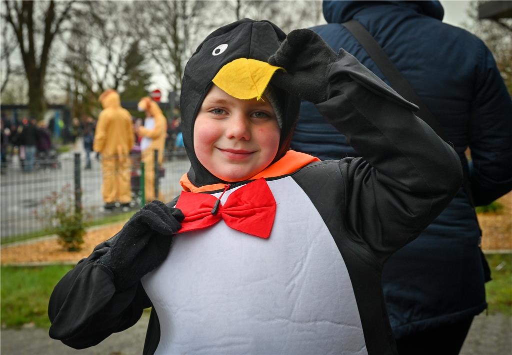Beim Karneval in Wehdel trotzen die Narren Sturm und Regen. Pinguin Julien Paupe...