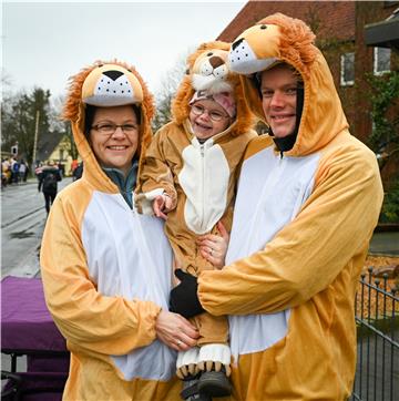 Beim Karneval in Wehdel trotzen die Narren Sturm und Regen. Die Löwenfamilie Ste...