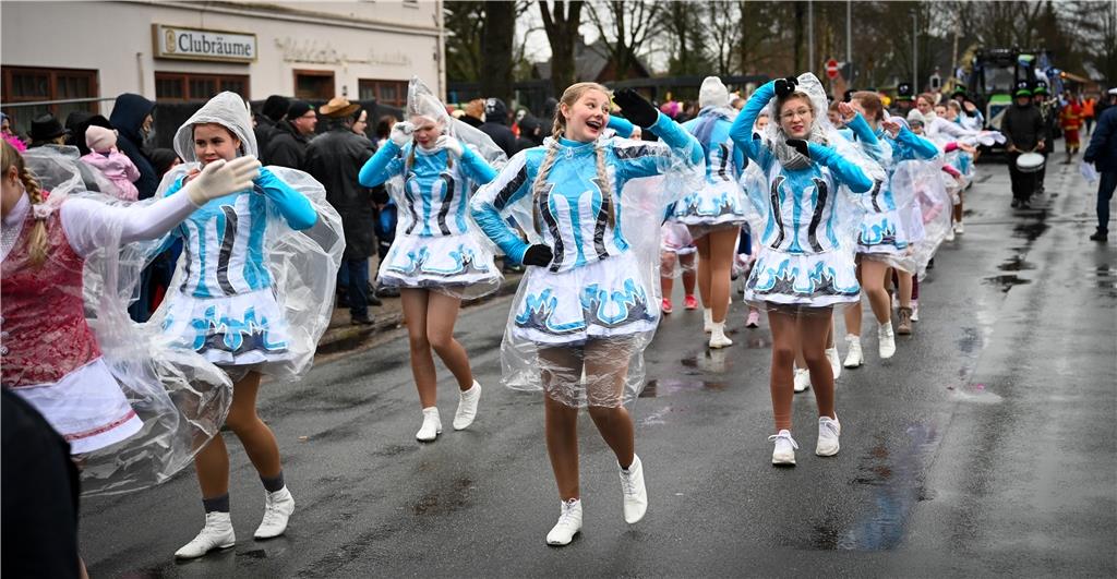 Beim Karneval in Wehdel trotzen die Narren Sturm und Regen. Hier die Prinzengard...