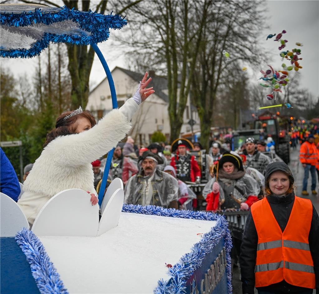 Beim Karneval in Wehdel trotzen die Narren Sturm und Regen. Das „Hol Fast“-Prinz...