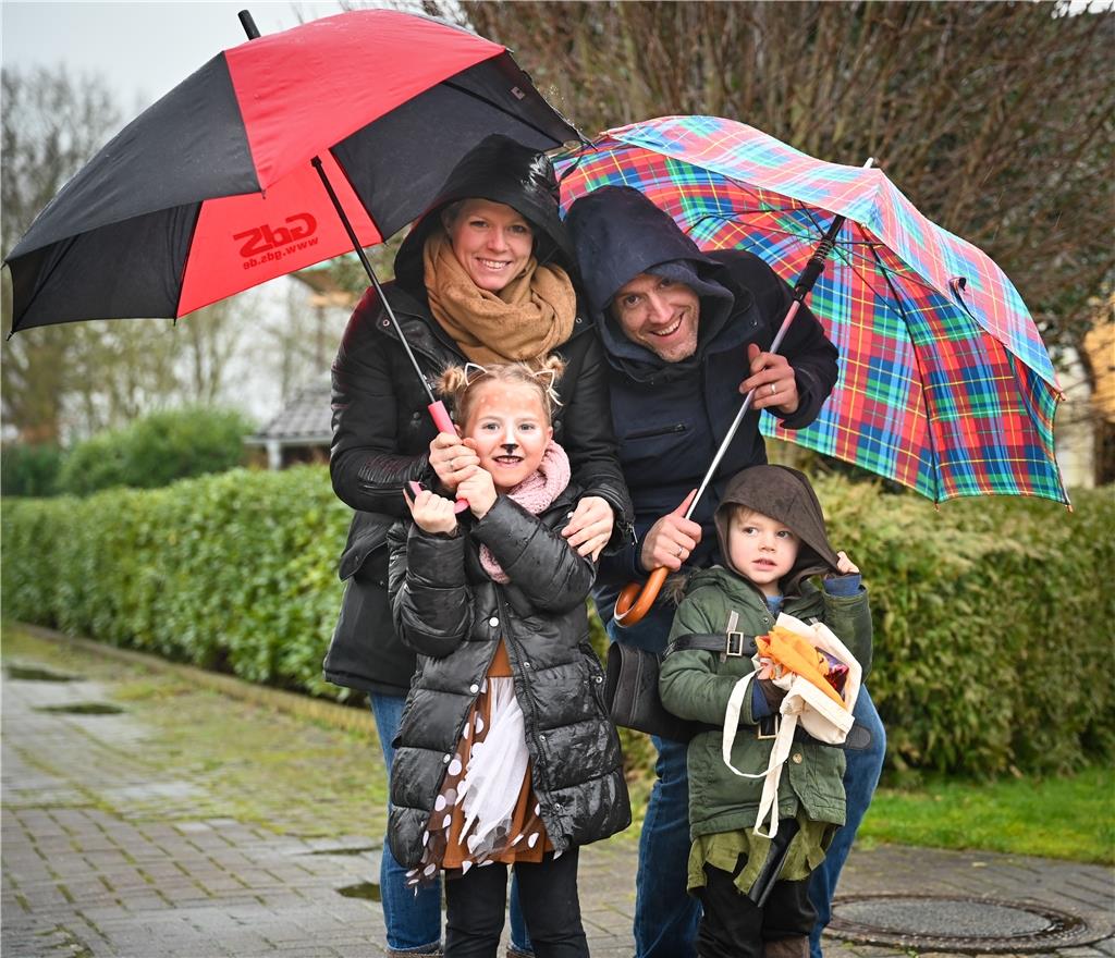 Beim Karneval in Wehdel trotzen die Narren Sturm und Regen. Die Eltern Sina und ...