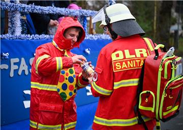Beim Karneval in Wehdel trotzen die Narren Sturm und Regen. Snack für den Ordner...