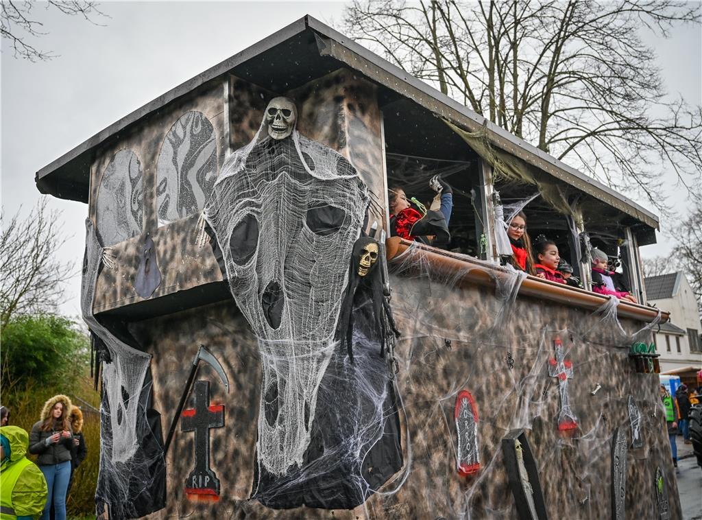 Beim Karneval in Wehdel trotzen die Narren Sturm und Regen. Foto Scheschonka