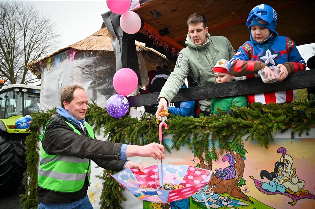 Beim Karneval in Wehdel trotzen die Narren Sturm und Regen. Foto Scheschonka