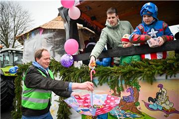Beim Karneval in Wehdel trotzen die Narren Sturm und Regen. Foto Scheschonka