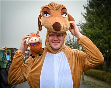 Beim Karneval in Wehdel trotzen die Narren Sturm und Regen. Marius Flathmann mit...