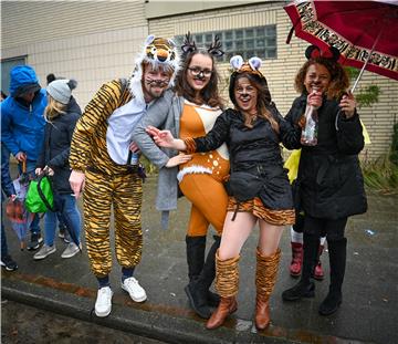 Beim Karneval in Wehdel trotzen die Narren Sturm und Regen. Foto Scheschonka