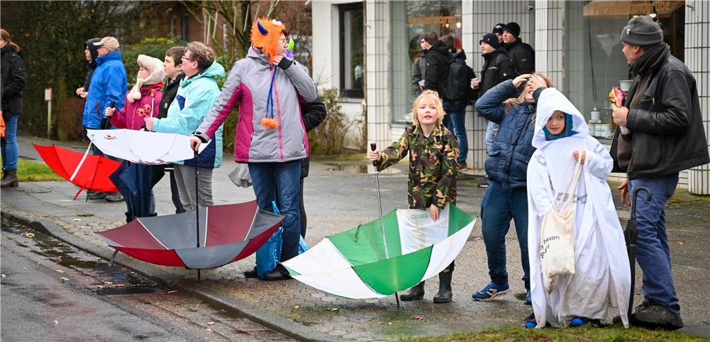 Beim Karneval in Wehdel trotzen die Narren Sturm und Regen. Foto Scheschonka