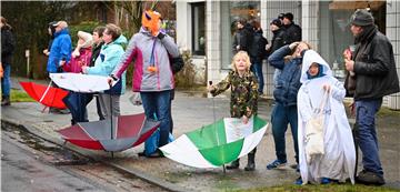 Beim Karneval in Wehdel trotzen die Narren Sturm und Regen. Foto Scheschonka