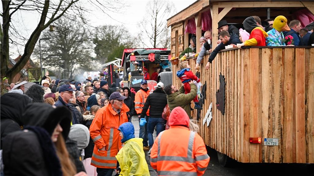 Beim Karneval in Wehdel trotzen die Narren Sturm und Regen. Foto Scheschonka