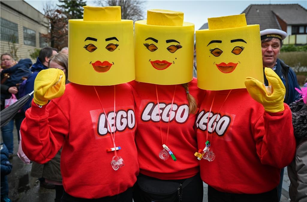 Beim Karneval in Wehdel trotzen die Narren Sturm und Regen. Die Legosteine v. li...