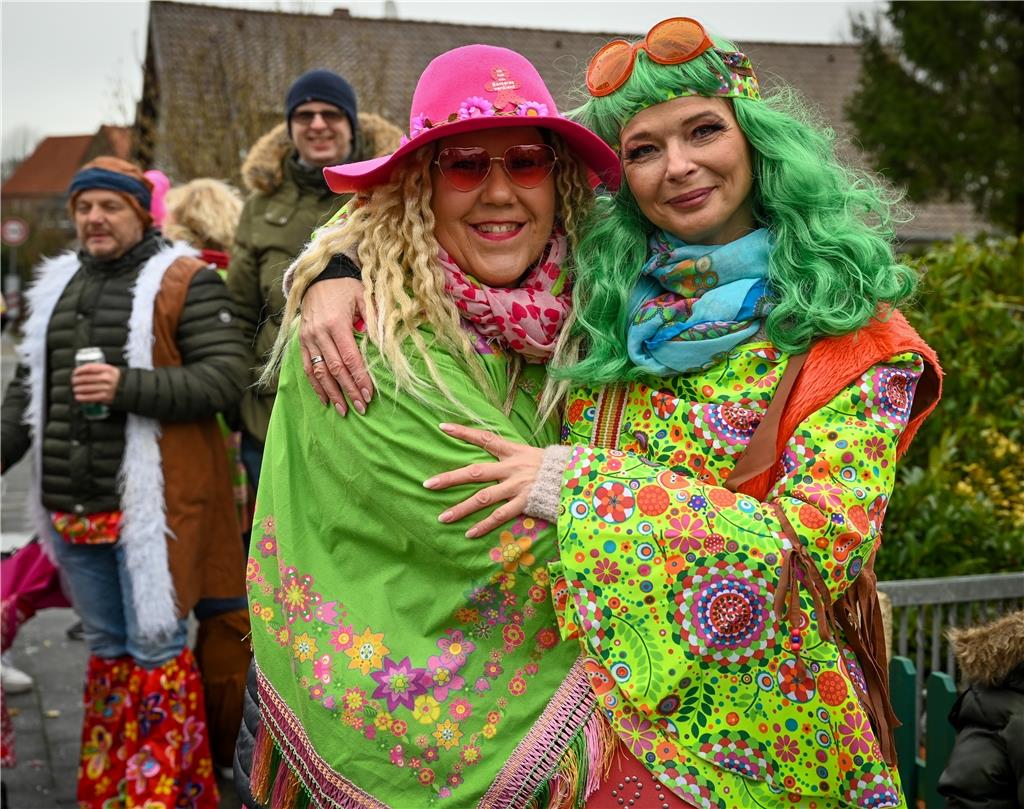 Beim Karneval in Wehdel trotzen die Narren Sturm und Regen. Hier die Hippie-Daen...