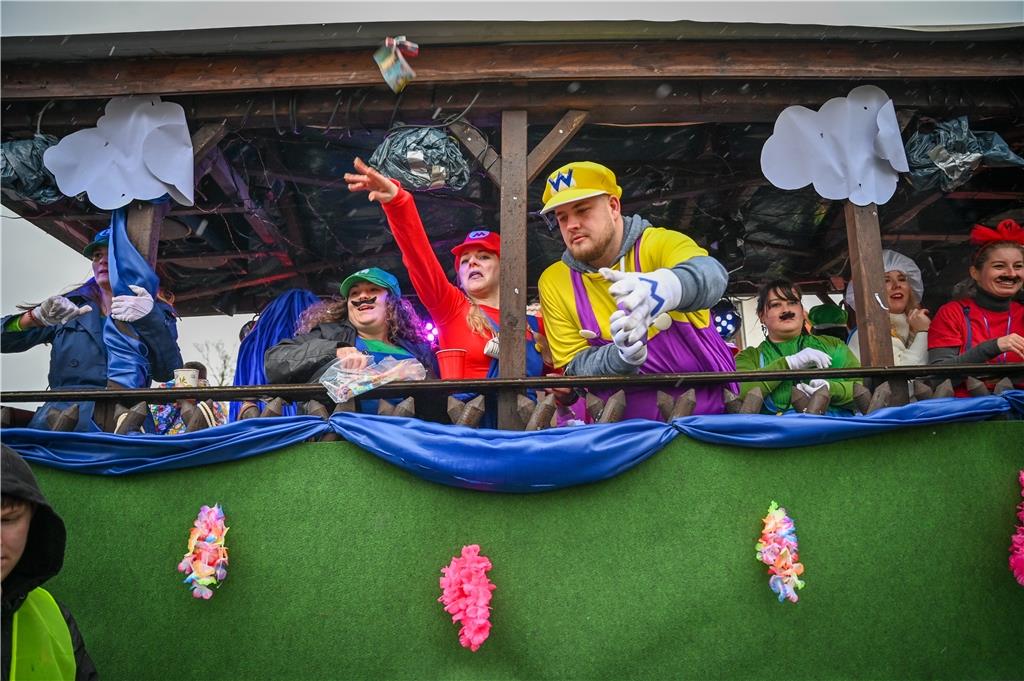 Beim Karneval in Wehdel trotzen die Narren Sturm und Regen. Foto Scheschonka