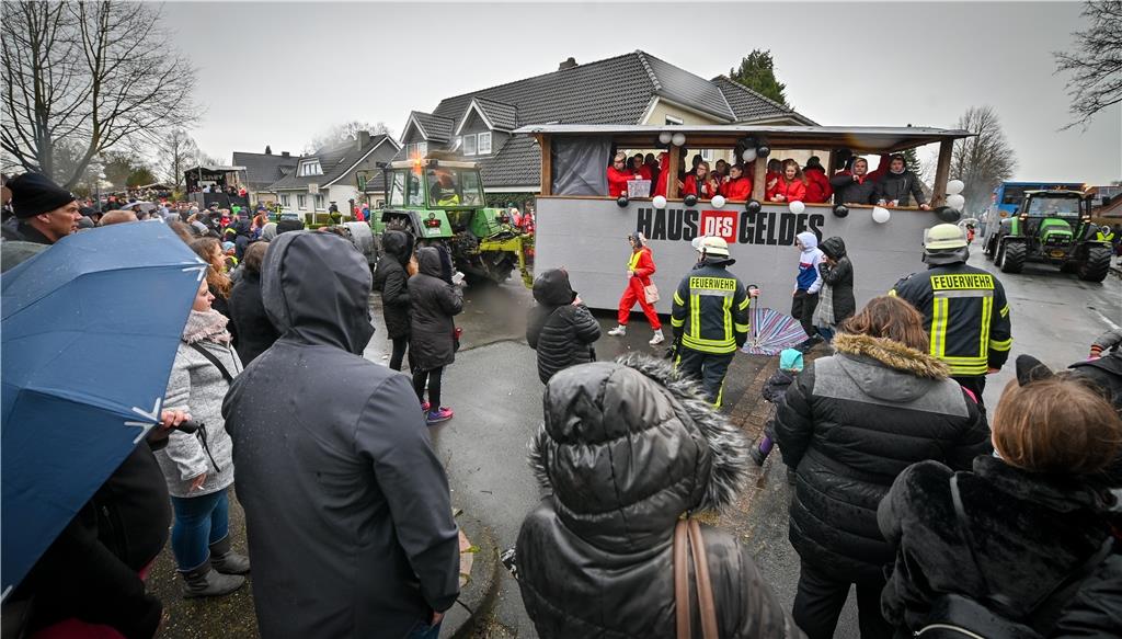 Beim Karneval in Wehdel trotzen die Narren Sturm und Regen. Foto Scheschonka