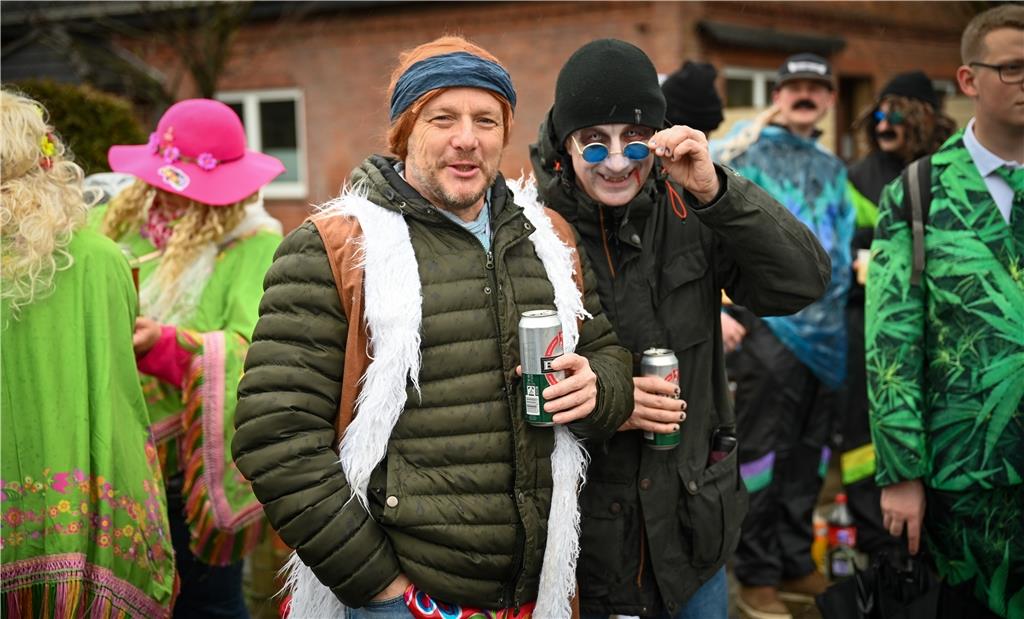 Beim Karneval in Wehdel trotzen die Narren Sturm und Regen. Norbert (re.) und Ma...