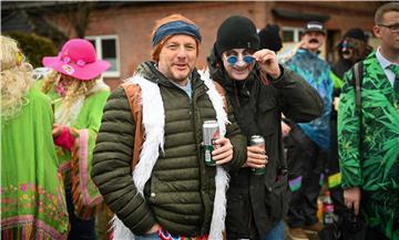 Beim Karneval in Wehdel trotzen die Narren Sturm und Regen. Norbert (re.) und Ma...