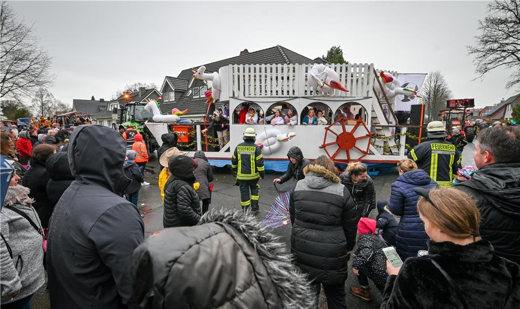 Beim Karneval in Wehdel trotzen die Narren Sturm und Regen. Foto Scheschonka