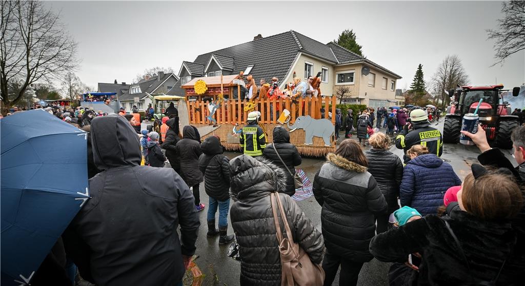 Beim Karneval in Wehdel trotzen die Narren Sturm und Regen. Foto Scheschonka