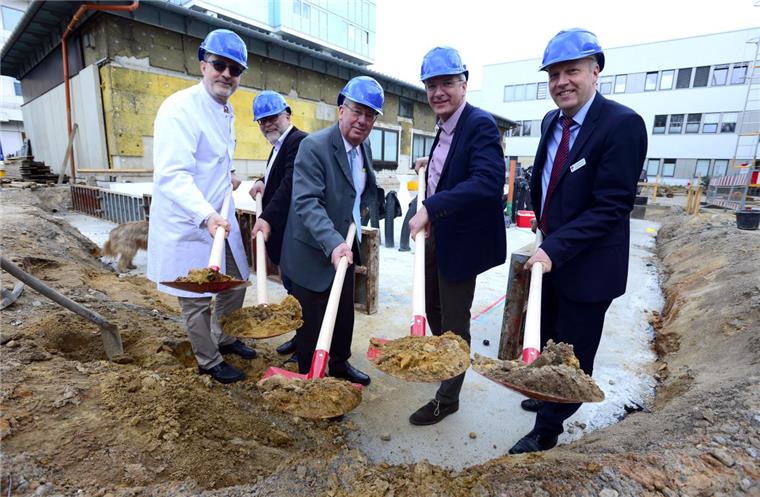 Klinikum Bremerhaven baut Strahlentherapie aus Beim Klinikum Bremerhaven Reinkenheide gab es den ersten Spatenstich für den Strahlenschutzbunker. Dort soll im Herbst der neue Linearbeschleuniger aufgebaut werden.