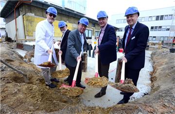 Beim Klinikum Bremerhaven Reinkenheide gab es den ersten Spatenstich für den Strahlenschutzbunker. Dort soll im Herbst der neue Linearbeschleuniger aufgebaut werden.