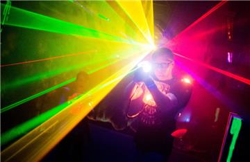 Beim Lasertag bekommen die Teilnehmer spezielle Westen sowie mehr oder weniger waffenähnliche «Phaser». Mit einem Infrarotstrahl müssen sie auf einem düsteren, oft vernebelten Spielfeld ihre Gegner am Oberkörper treffen. Für die einen ist es eine neue Sportart, die anderen sehen es als jugendgefährdendes Killerspiel. 