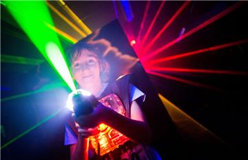 Beim Lasertag müssen die Spieler ihre Gegner mit Infrarotlichtstrahlen aus „Phaser“ genannten Spielzeugpistolen markieren.