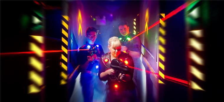 Trendsport Lasertag kommt nach Bremerhaven Beim Lasertag versuchen die Spieler, sich mit Infrarot-Lichtstrahlen zu treffen und so Punkte zu sammeln. Das Spiel kommt aus den USA. Foto privat