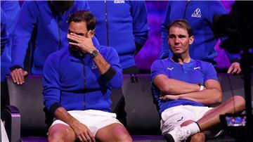 Beim letzten Spiel von Roger Federer (l) flossen auch bei Rafael Nadal (r)die Tränen.