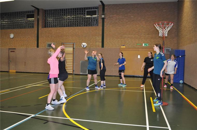 Oldenbroker TV: Korbballerinnen wollen zur Deutschen Meisterschaft Beim letzten Training vor dem dritten und abschließenden Playoff-Spieltag der Bundesliga am Sonntag hatte die Korbball-Frauenmannschaft des Oldenbroker TV viel Spaß.