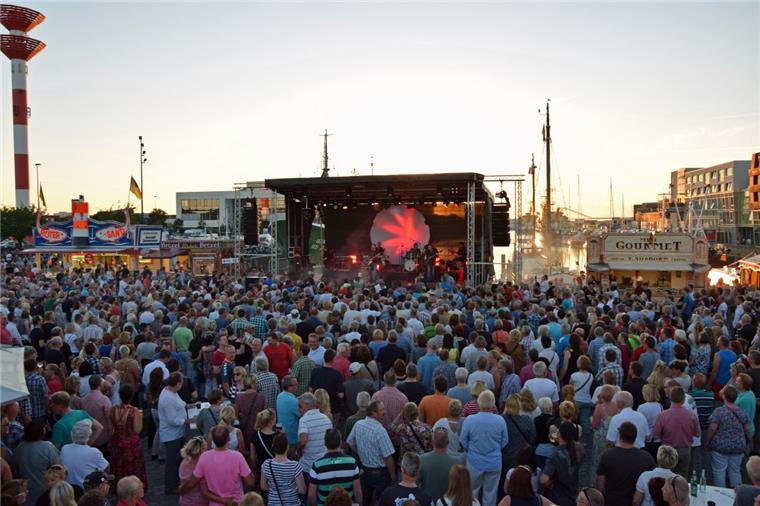 Diese Band steht beim Musiksommer in Bremerhaven auf der Bühne Beim Musiksommer im Schaufenster Fischereihafen ist erfahrungsgemäß immer viel los.
