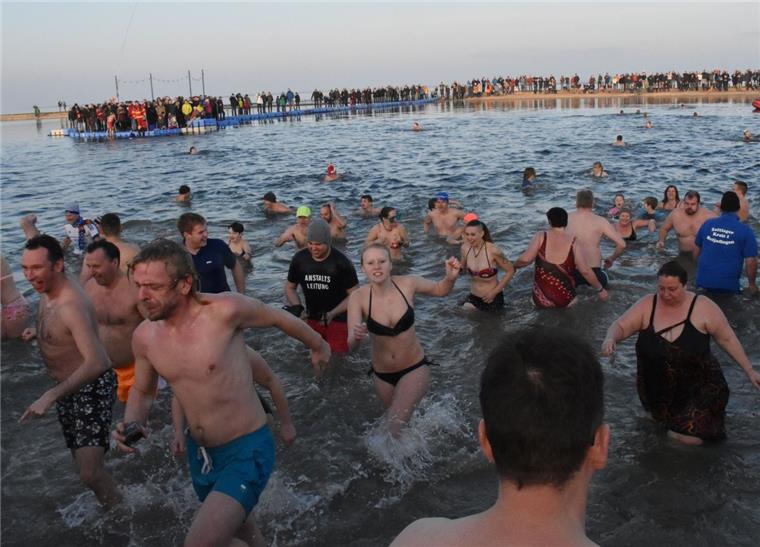 Zwei Kult-Veranstaltungen zum Jahreswechsel in Butjadingen Beim Neujahrsschwimmen stürzen sich die Teilnehmer mutig ins kühle Nass der Nordsee-Lagune.
