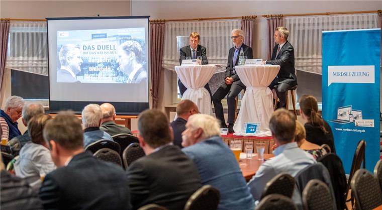 Duell ums Kreishaus: Landratskandidaten stellen sich der Diskussion Beim NZ-Wahlforum mit Landkreisredaktions-Chef Christian Döscher (Mitte) stellten sich die Kandidaten Kai-Uwe Bielefeld (links) und Frank Berghorn dem Publikum.