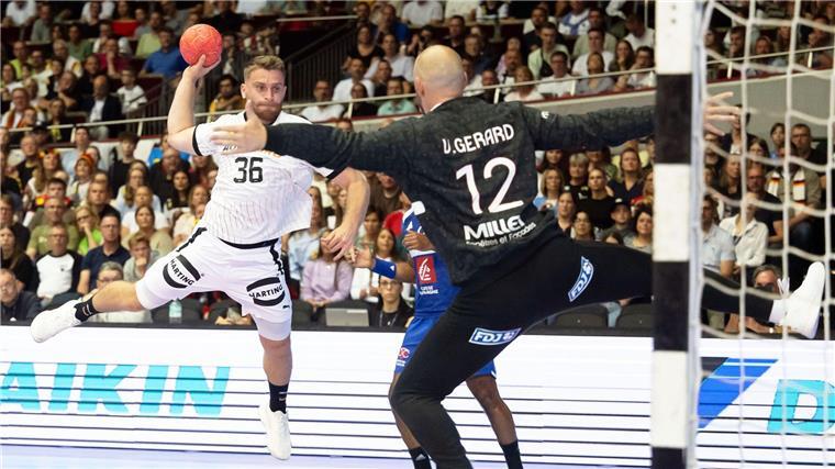 Bereit für Olympia: Handballer schlagen Frankreich Beim Olympia-Test gegen Frankreich trifft auch Lukas Mertens.