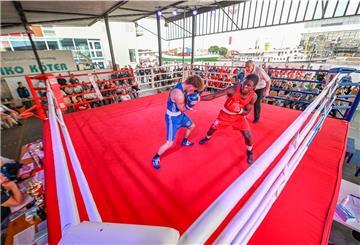 Beim Open-Air-Kampftag des Weser-Boxrings im Schaufenster Fischereihafen geht es gut zur Sache.