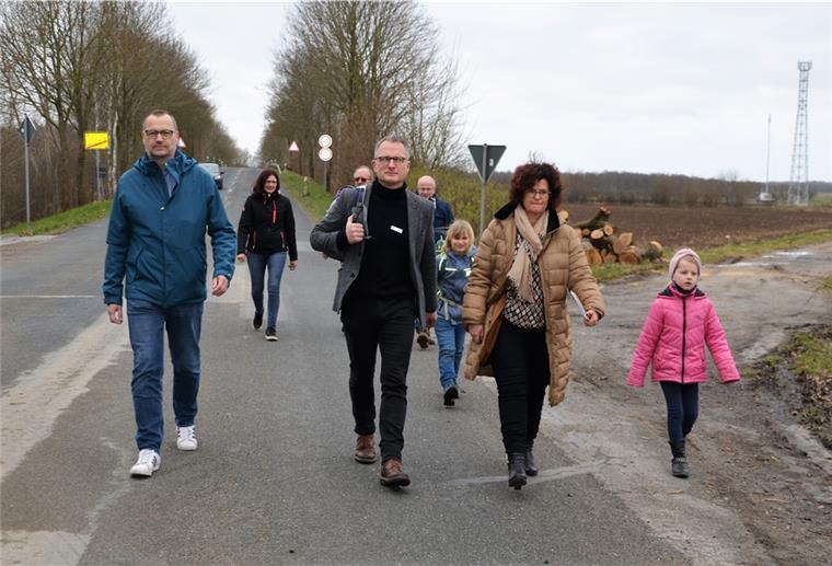 Hymendorf: Shuttlebus steht vor dem Start Beim Ortstermin in der vergangenen Woche schritten der Hymendorfer Gunnar Böltes (von links) mit Dezernent Friedhelm Ottens und Amtsleiterin Karina Kramer vom Amt für Schule und Kultur den langen Schulweg mit Eltern, Kindern und Hymendorfer Ratsmitgliedern ab.