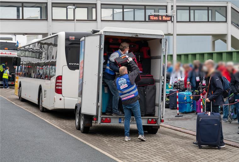 Kreuzfahrtterminal Bremerhaven: Taxis beklagen verstopfte Zufahrt Bus-Anhänger wird entladen