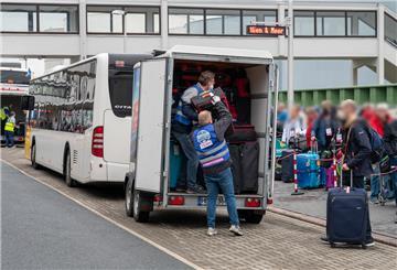 Bus-Anhänger wird entladen