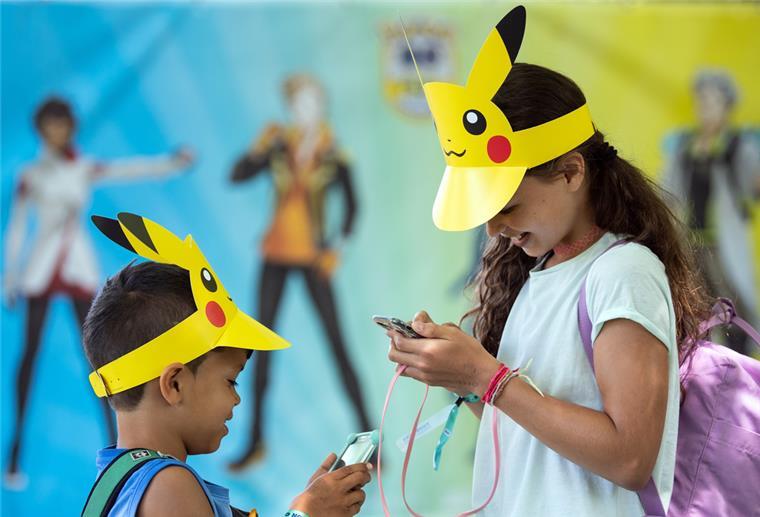 zwei Kinder spielen Pokémon